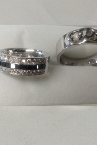 Timantteja yhteensä 1,1ct,
Sulhasen sormuksessa upotettuna meteoriittia