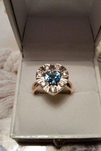 Sininen topaasi ja timantteja